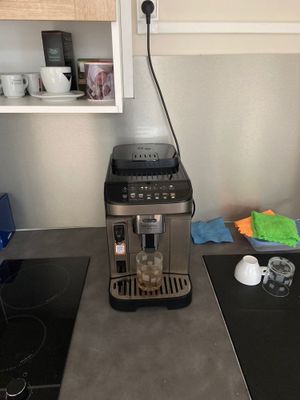 une cafetière posée sur le comptoir d'une cuisine