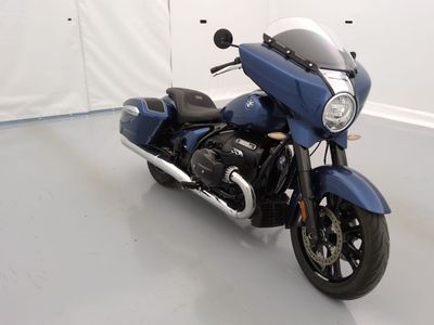une moto bleue garée dans une pièce aux murs blancs