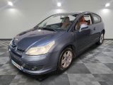 la photo d'une voiture bleue garée dans un garage