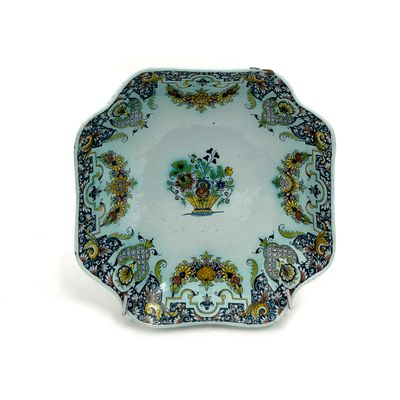 une assiette ornée d'un motif floral sur une surface blanche