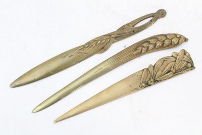 Réunion de 3 coupe papiers en bronze à motif végétal signés …