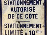 un panneau indiquant « stationnement autorisé de ce côté » et « stationnement limité à 10 m »