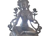 statue d'une femme assise en position du lotus, tenant une fleur dans la main