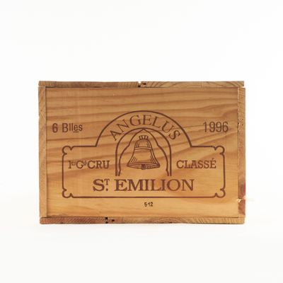 une boîte en bois sur laquelle est accrochée une pancarte indiquant « St Emilio »