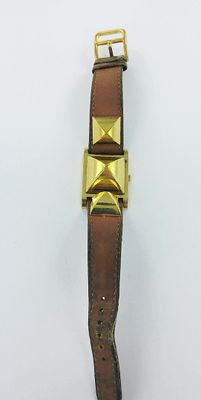 bracelet de montre en cuir marron orné de pyramides dorées