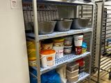 une cuisine avec beaucoup de provisions sur les étagères