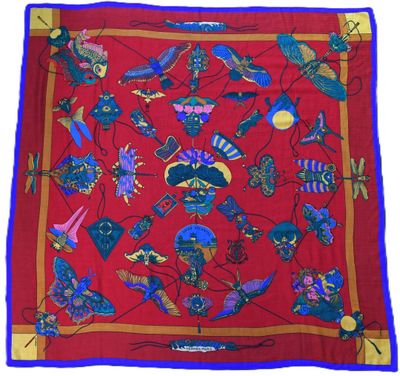 une écharpe rouge ornée de motifs bleus et jaunes