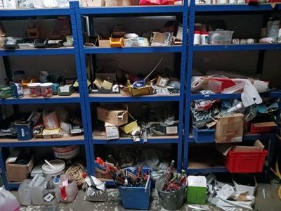 une pièce encombrée d'objets divers et variés