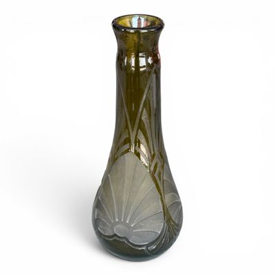 un vase en verre vert orné d'un motif
