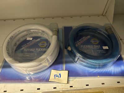 les deux tuyaux qui se trouvent sur l'étagère du magasin