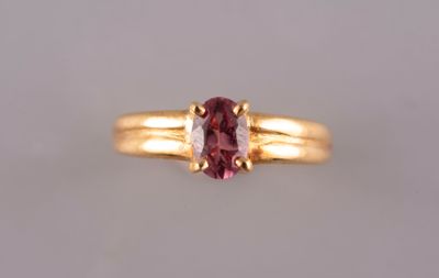 Bague en or jaune 18k ornée d'une tourmaline rose.