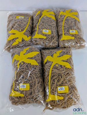 quatre sachets d'élastiques marron avec des anses jaunes