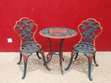 deux chaises et une table posées à même le sol devant un mur rouge