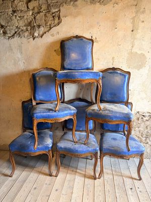 six chaises bleues empilées les unes sur les autres dans une pièce