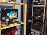 un rack de matériel électronique dans une pièce aux murs bleus
