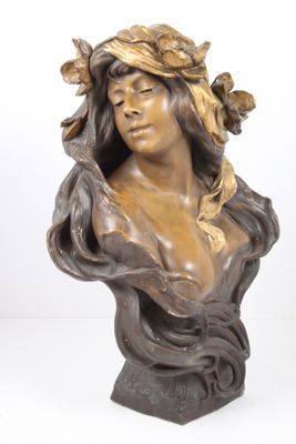 buste en bronze représentant une femme avec des fleurs sur la tête