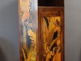 une image représentant une armoire en bois ornée d'une peinture