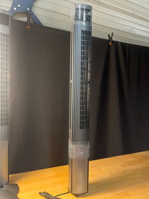 un ventilateur posé sur une table en bois