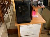 deux personnes debout devant un comptoir dans un café