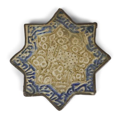 assiette en céramique bleue et blanche ornée d'un motif en forme d'étoile au centre