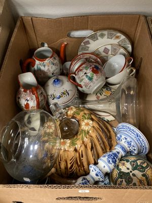 une boîte en carton remplie de vases de toutes sortes