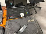 un ordinateur portable posé sur une valise