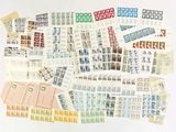 beaucoup de timbres et de timbres sur la table