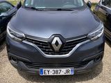 l'avant d'une voiture grise garée sur un parking, à côté d'autres voitures