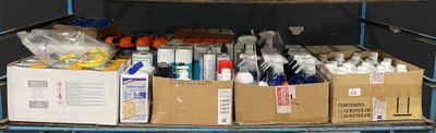 un chariot bleu sur lequel se trouvent plusieurs cartons de fournitures
