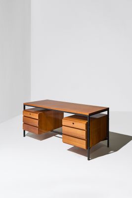 un bureau en bois muni de deux tiroirs et d'un piètement en métal noir