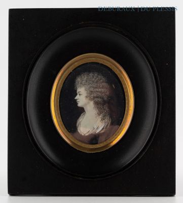 portrait d'une femme dans un cadre noir à bordure dorée