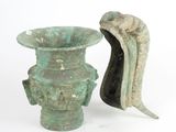 deux vases verts posés l'un à côté de l'autre sur une surface blanche