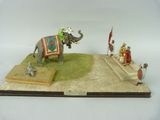 une figurine représentant un éléphant avec un homme assis dessus
