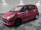 la photo d'une petite voiture rouge garée dans un garage