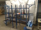 une étagère sur laquelle se trouvent plusieurs objets
