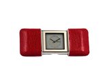 une image d'un gros plan d'une montre-bracelet sur un fond blanc