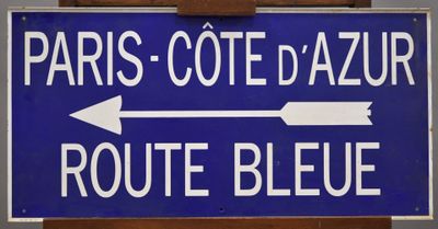 panneau de signalisation bleu et blanc avec une flèche pointant vers la droite