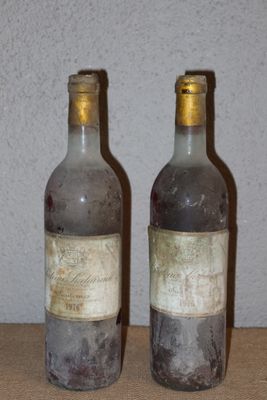 deux bouteilles de vin posées sur une table l'une à côté de l'autre
