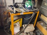 une photo d'un garage encombré d'objets divers et d'outils