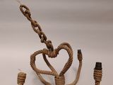 une corde à laquelle est attaché un nœud en forme de cœur