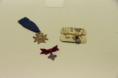 une petite médaille et une autre petite médaille posées sur une table