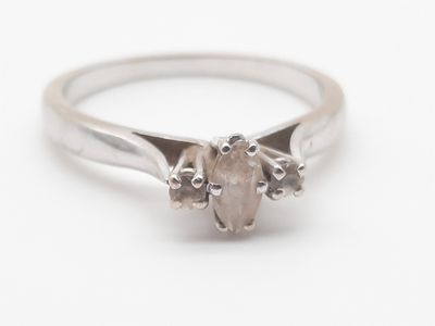 une bague en argent sertie d'une pierre grise