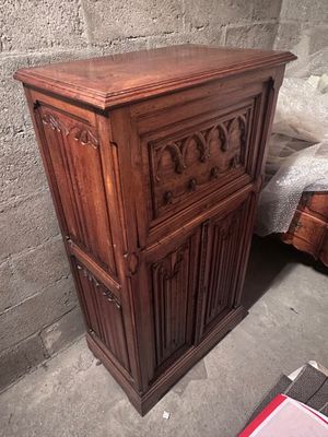 une armoire en bois qui se trouve dans un coin de la pièce