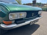 une voiture verte garée sur un parking