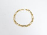 un bracelet en chaîne d'or avec un maillon sur fond blanc