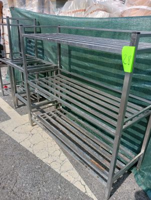 une étagère métallique sur laquelle sont posés tout un tas d'objets