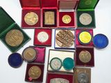 de nombreux types de médailles dans une boîte rouge