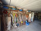 de nombreux outils accrochés au mur du garage