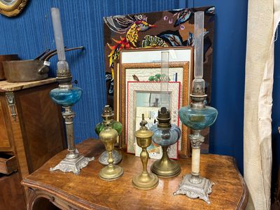 Quatre lampes à pétrole et deux lampes à huile en cuivre