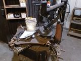 une machine posée sur une table dans un garage